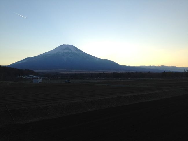 さっ、日も暮れてきたので早く下山しなくては。<br /><br />終点の花の都公園に着いた時はもうかなり暗い。<br /><br />富士山、でかいな〜
