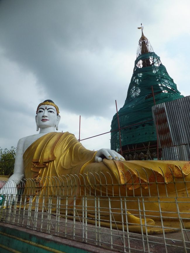 メー・ラ・ムー・パヤー。<br />仏塔は残念ながら修復中。<br /><br />ブッダの説話に基づいた像がたくさん建ってます。<br />見応えはあるが、何か作られた感を感じもします。
