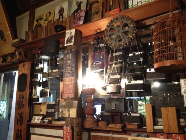 花の都公園でのんびりし過ぎてしまい、帰りのバスの時間もあるので巻き巻きなお風呂タイムに（＾＾；）<br />温泉のお土産屋さんで、信玄餅を買ってバス停へ。<br />帰りはみんなで御殿場駅まで爆睡zzz<br /><br />電車が来る時間まで、駅前のカフェで待つ事に。<br />レトロなカメラがたくさんありました。<br />ご主人が写真家さんだそうです。<br />