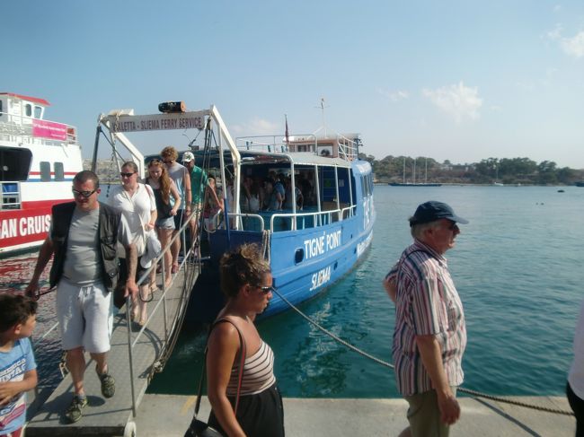 向こう岸まで行く連絡フェリー。