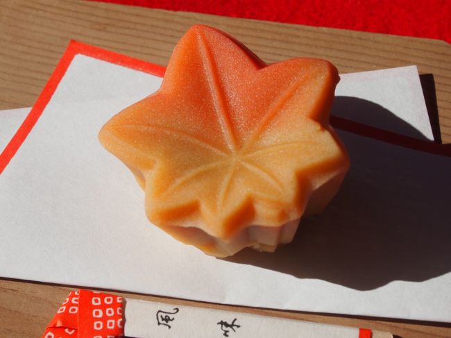 お菓子も色づいています。