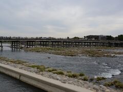 渡月橋。　

台風１８号の時、かなりの水が押し寄せる。
