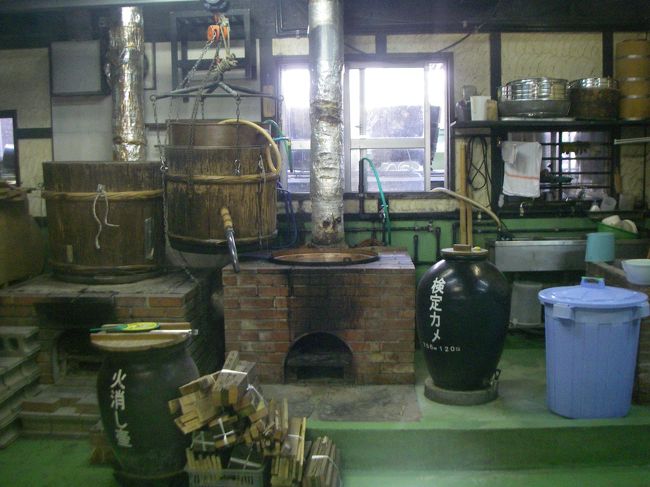 ２階は釜など製造道具や昔の容器など展示。<br /><br />帰りはほぼ同じ道を通り、白保まで。<br />往復の走行時間：1時間25分36秒、距離：26.91Km、平均速度：18.8Km/h<br /><br />ちなみに翌朝は離島桟橋まで急ぎで走ったので、<br />片道の走行時間：29分53秒、距離：11.55Km、平均速度：23.2Km/h