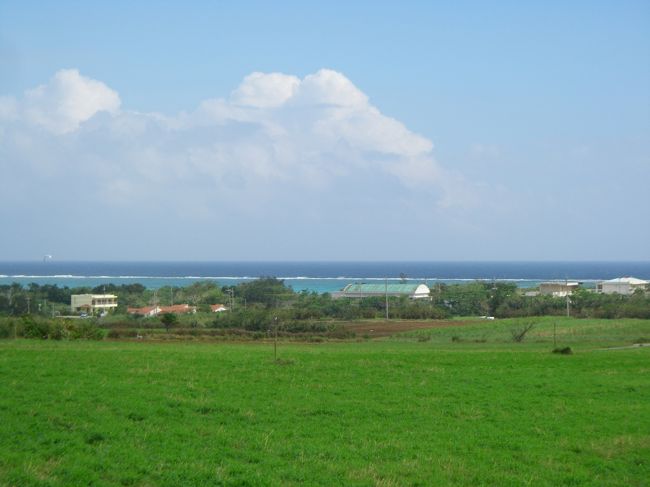 新垣食堂のオバアが車で五分くらいと話すのと、お昼の続きのため、もう少し北へ。<br />　<br />明石集落を望む