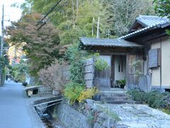 覚園寺へは、鎌倉宮の目の前の道を北に向って歩けば行けます。

初めて歩く道。
途中で見付けた趣のある建物。