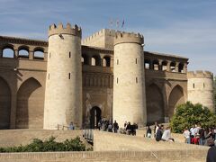 PALACIO DE LA ALJAFERIA　　アルハフェリア宮殿

サラゴサ王国（タイファ）は1018年から1110年まで存在しました。
首都をサラゴサに定め、領土は現在のアリカンテやタラゴナまで広がっていました。
1018-1039年はトゥジービー朝、1039-1110年はフード朝が支配します。1110年にムラービト朝に征服されますが、1118年にはアラゴン王アルフォンソ1世によってキリスト教徒の手に戻ります。

アルハフェリア宮殿は11世紀後半のフード朝時代に、王の住居として建てられました。
当時はアラブ語で《Qasr al-Surur（喜びの城）》と呼ばれていました。