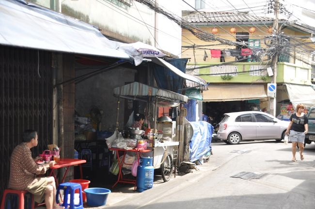 昼下がり、屋台で麺を食べるおじいさんひとり。