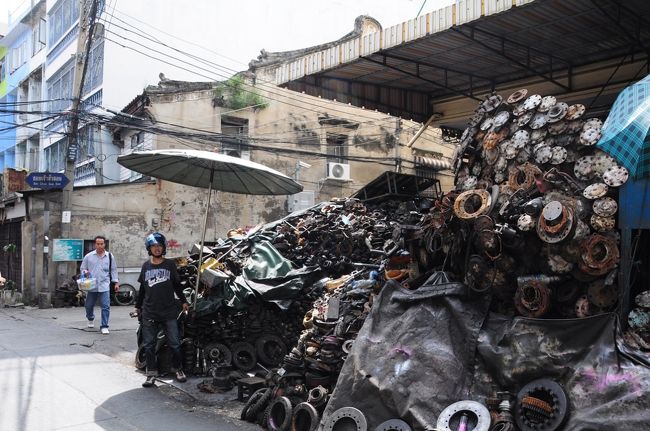車の修理屋さんが並んでました。<br /><br />すごいねー部品の数が。