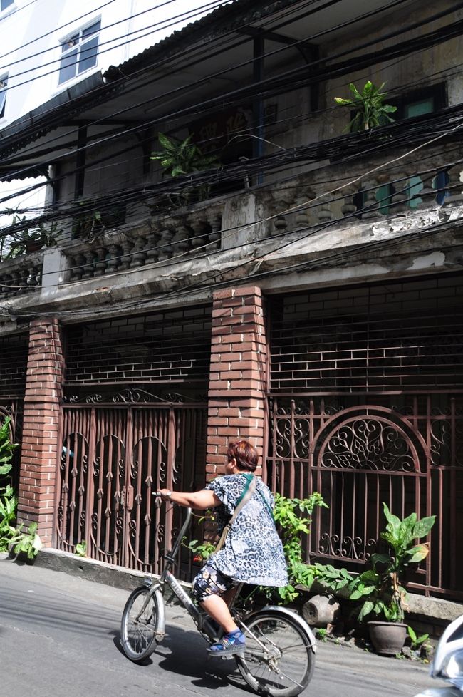 古いお家だなーって見てたら、自転車でおばさん通りかかりました…これはこれでなんかマッチしていいかも。