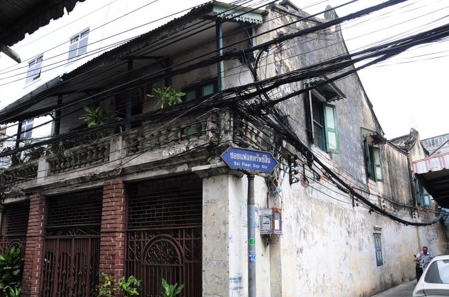 船着き場もうすぐのはずですけど、町並みからしてそれらしきものが見当たりません。