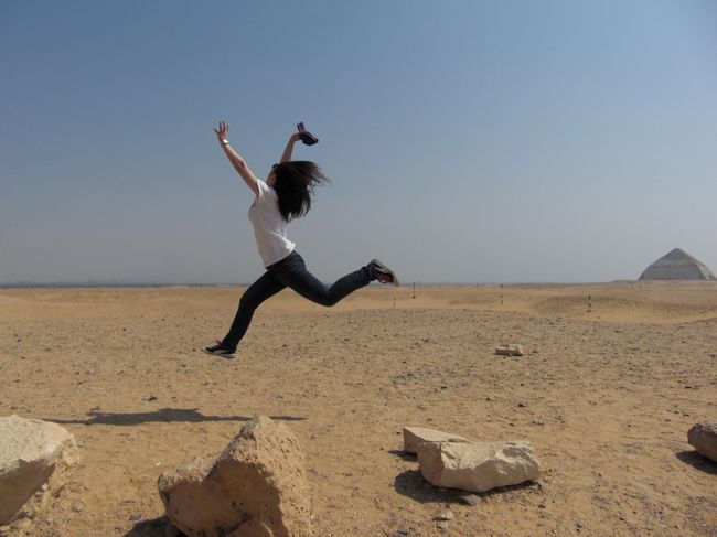 屈折ピラミッドをバックにジャンプ！！！