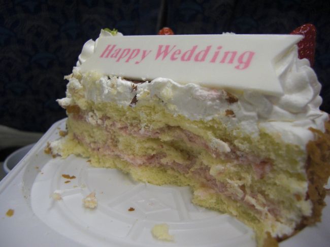 わたしはまったくケーキが食べられないので・・・夫が完食（笑）<br /><br /><br />中はイチゴジャム？みたいでした！