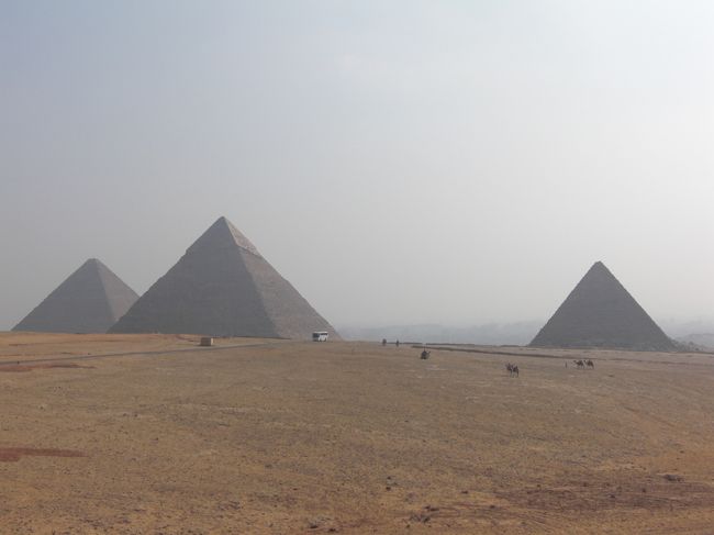 ３つのピラミッドを並べてパチリ