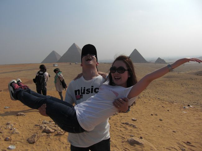 ピラミッド前でお姫様抱っこ（笑）