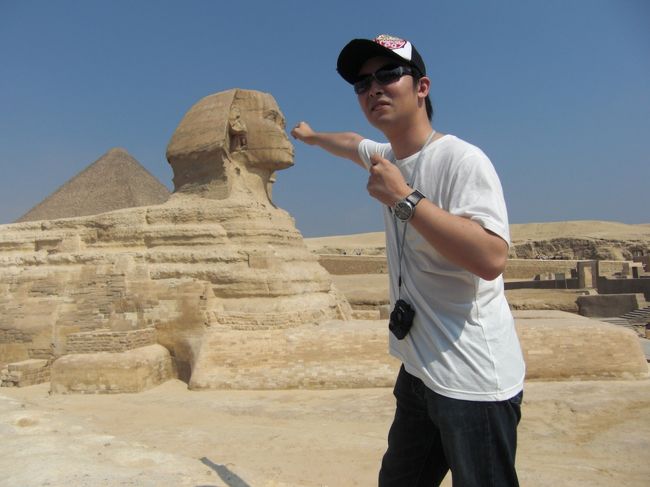 夫は『オレがスフィンクスの鼻を折ってやった！』と言わんばかりのポーズ(=_=)