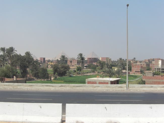 普通にギザの町からピラミッドが見えます！！