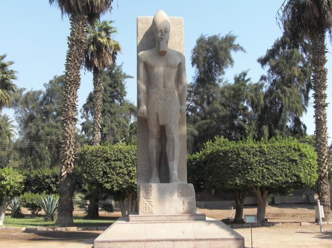 外には大きな巨像があります