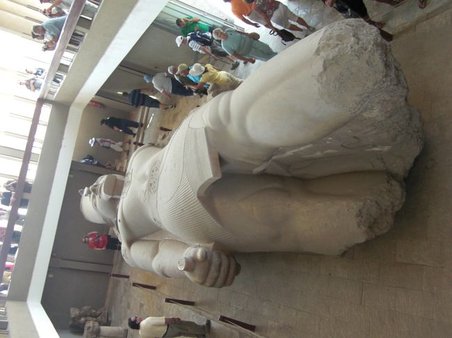 ちょっとアングルを変えたラムセス２世の巨像