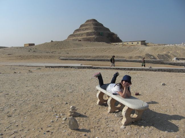 階段ピラミッドをバックにリラックス〜笑