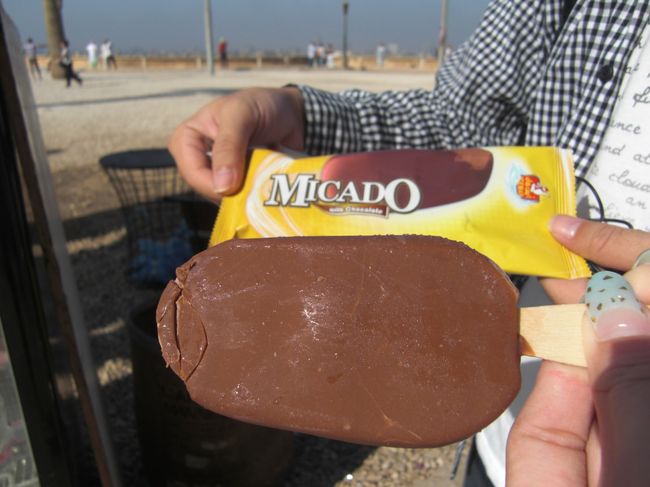 礼拝後はアイスで休憩<br /><br /><br />半分以上溶けており、時間との戦いでした（笑）