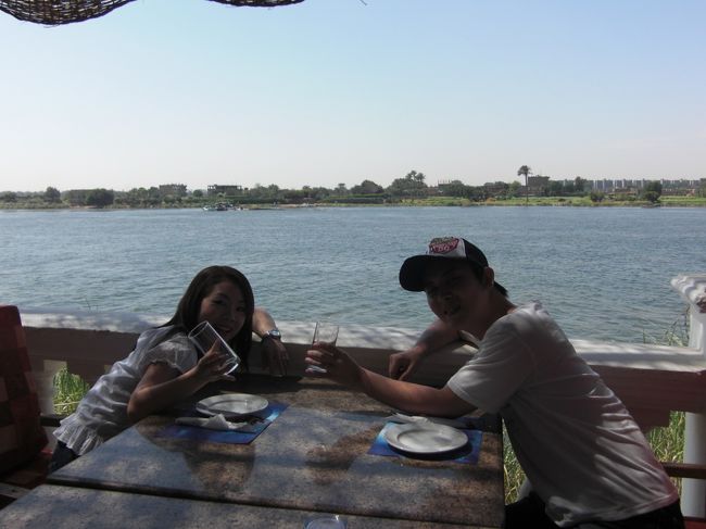 ナイル川をバックにランチ