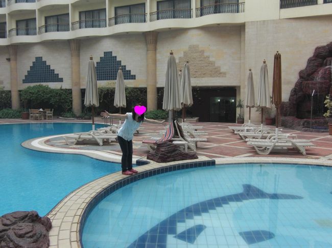 一度ホテルに戻り休憩☆<br /><br /><br />誰もいないプールサイドを一人占め！！！<br />でも、水着を持参していたなかったので足だけ付けて終わり。。。。