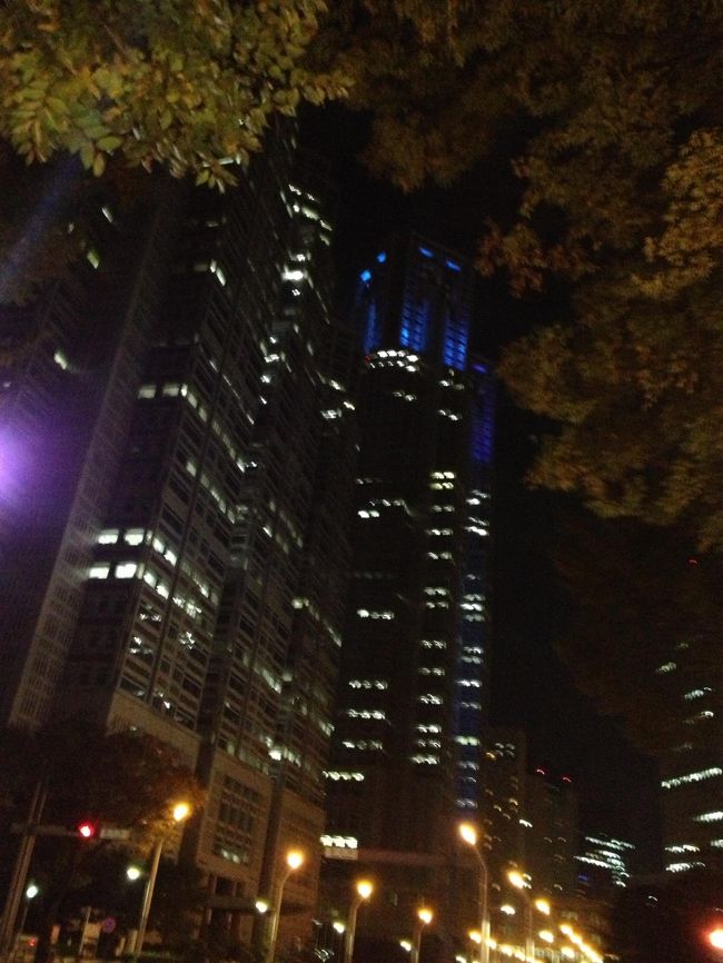 前日の夜、出かけます。夕飯はやはり寿司ということで新宿の三崎丸で立ち食い寿司です。おいしかった。<br />さて、高速バスです。待合場所に行ったら青い集団。目的は明らかです。<br />数人？キスマイのファンの子がいたようですが女性専用車だったので、ほぼ目的が一緒でした。<br />今回4列の普通のバスです。<br />待合場所から結構歩きました。