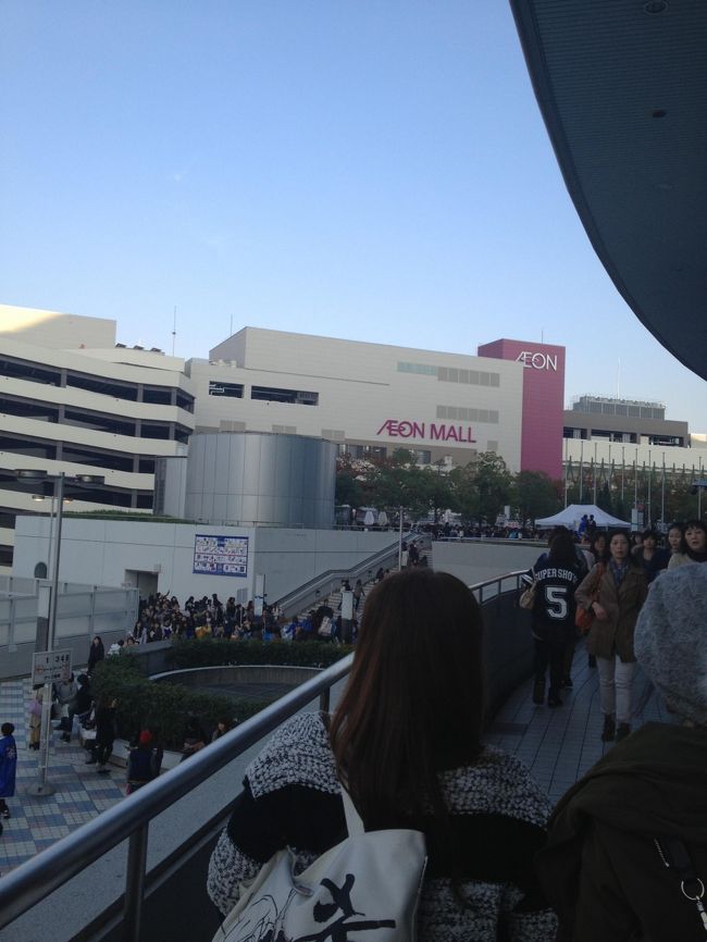 グッズは購入しないので、開始までトイレを探す旅に。ちょっと腹ごしらえもして入場しました。