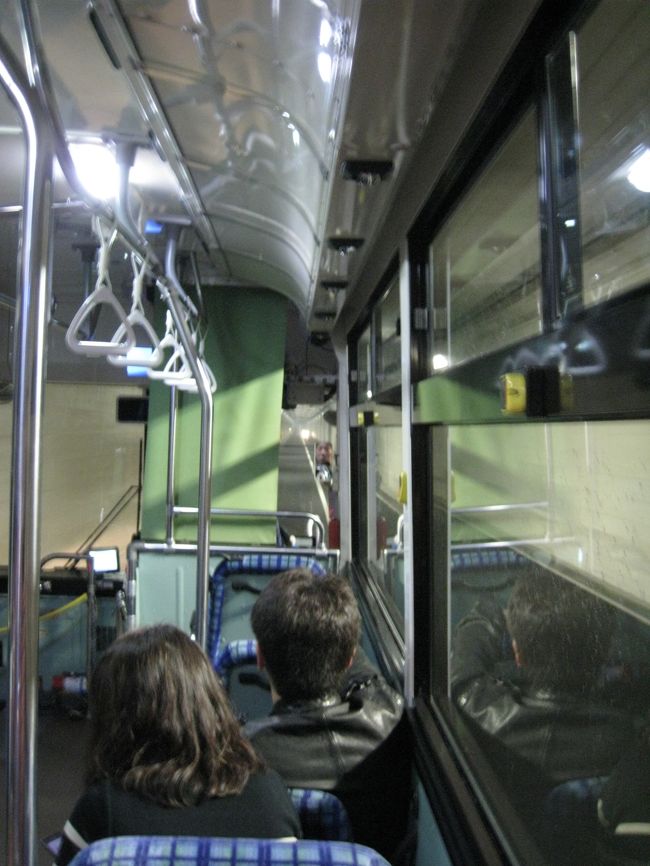 国際線ターミナルへ向かうバスの中<br />空港内を通っていくので楽しい♪