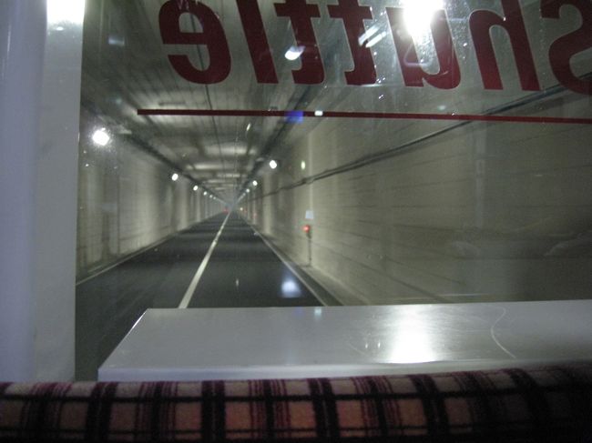 長いトンネルを通ってました。