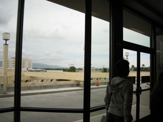 定刻通りホノルル空港へ無事到着です♪<br /><br />ハワイに着いた時の匂いが私は大好きです(((o(*ﾟ▽ﾟ*)o)))<br /><br />帰ってきた〜☆★ただいま！！ハワイ！！<br />と思える♪<br /><br />入国審査も空いていてすぐ外に出れました♪♪<br /><br />入国審査も毎回ドキドキしますが何事もなく指紋をとり通過〜。<br /><br />一年の間に何回か来ているからか指紋を取る回数が前回より少ない？と思いました。