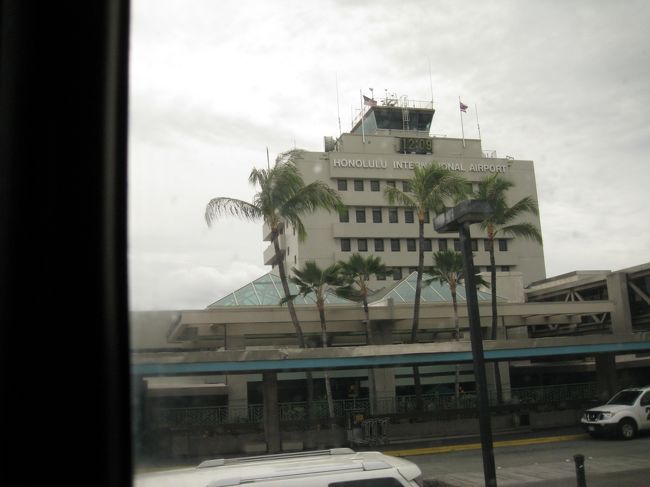 団体用の出口からでてJALパックのツアーデスクで受付をしてバスに乗り込みいよいよワイキキへ移動〜♪