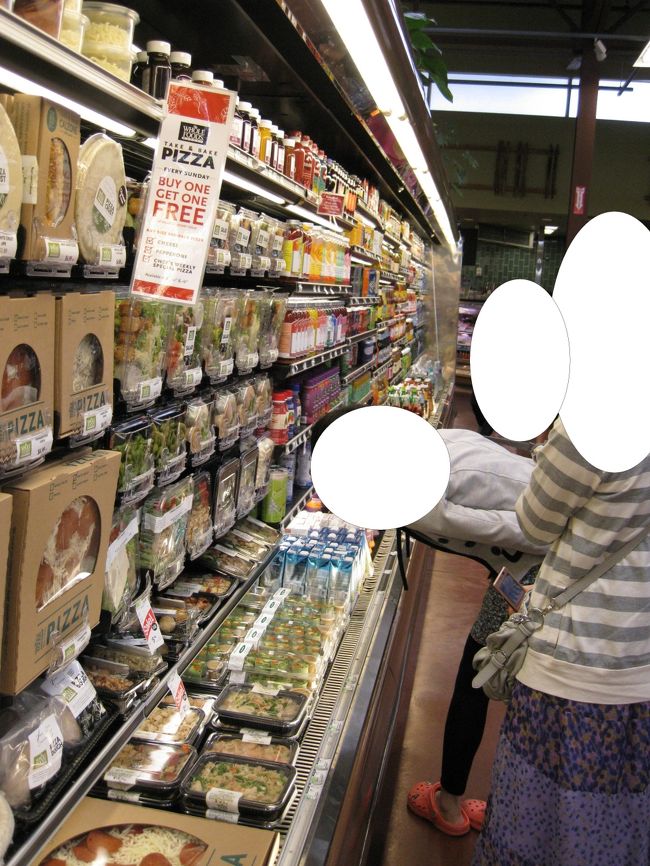 最初はホールフーズを物色。<br />サラダなどがきれいに並べられていてとっても綺麗でした♪<br /><br />お土産や化粧品のコーナーに行き石鹸や歯磨き粉、リップクリームを買いました♪♪<br /><br />ホールフーズの買い物は大満足♪<br /><br />そのほかカハラモールのショップもいくつか行きましたが欲しいものがなく特に買い物せず。<br /><br />ロングスドラッグではお土産用お菓子を買いました♪<br /><br />