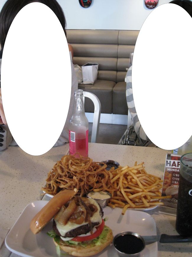 カハラモールに来た次の目的はザカウンターでハンバーガーを<br />食べること♪<br /><br />自分たちで好きな具を選んでオリジナルのハンバーガーを作ってくれます♪(^O^)<br /><br />日本語のメニューもあったのでスムーズに注文できました★<br /><br />自分でカスタマイズしたのでなんだか美味しく感じます♪<br /><br />ハワイに来たらハンバーガーは欠かせないですね♪♪