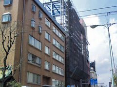 以前のラミアビルでしたが、遂に建て替え工事が終わりました。
この時は、新しいT.S.ビルに入る1階のブティックの内装工事が着々と進んでいました。