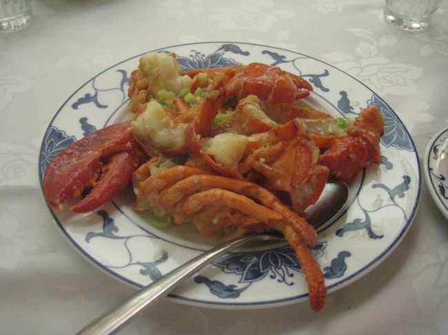 ワイキキから歩いて向かった先はマッカリーショッピングセンター内にあるフックユエンシーフードレストラン♪<br /><br />歩いて20分ぐらいでした。<br /><br />前回ハワイに来た時の帰りの送迎のドライバーさんがここのロブスターは最高だと話していて次来た時は絶対行こうと決めていました♪<br /><br />15分ぐらい待ちました。<br /><br />ロブスター。手でガッツリ食べました♪<br /><br />美味しかった(^O^)