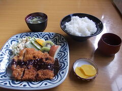 そして最後に遅めの昼食を、士別市内にあった適当な食堂で頂きます。元名古屋市民としては、こんな所で味噌カツ定食に出会えるとは思いませんでした。士別だからって、サフォーク羊を食べなくてもいいですよね？？？（汗）