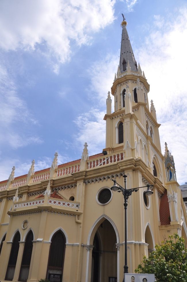 ◯ Kalawah church<br /><br />アユタヤから移動してきたローマカトリックのポルトガル人によって創設された教会。彼らの大部分はKudi Chin地区に住み着きましたが、その後、フランス人聖職者たちによって解散させられてしまいました。1786年になって、ラマ1世は彼らに小さな土地を与え、ここにはじめて、キリストが十字架にかけられた山の名前をとって、Kalawarioという名前の教会が建てられました。その後、ラマ5世の時代に3つ目の教会が完成しました。