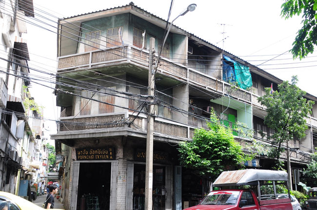 こういう建物多いですね。長方形ではなくて台形？というか扇形？というかそんな形の。