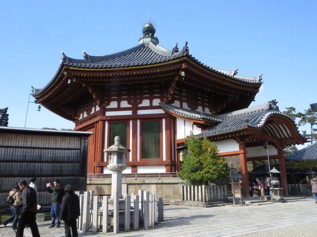 興福寺・南円堂<br /><br />西国三十三箇所札所　第９番　興福寺・南円堂<br /><br />山号　　なし<br />宗派　　法相修<br />本尊　　釈迦如来<br />創建　　天智天皇８年（６６９年）<br />開基　　藤原不比等<br /><br />南円堂創建<br />藤原鎌足夫人の鏡大王が夫の病気平癒を願い、鎌足発願の釈迦三尊像を本尊として天智天皇８年に山背国山階に創建した「山階寺」が<br />起源である<br />天武天皇元年に山階寺は藤原京に移り、地名の高市郡（厩阪）をとって「厩坂寺」称した<br />和銅３年（７１０）平城遷都に際し、鎌足の子　不比等は寺を<br />平城京・左京の現在地に移転し「興福寺」と名付けた<br />７１０年が実質的な興福寺の創建といえる<br /><br />興福寺は元来、藤原氏の私寺である<br />