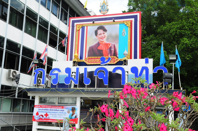 Marine deptの船着き場は本当にMarine deptの敷地内にあります。<br /><br />敷地内には女王様のお写真がありました。