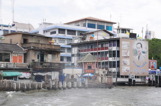 N4 Marine dept.の船着き場から出発。さっき道に迷ったときに行った寺院が見えました。