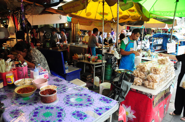麺を食べてるおばちゃんがいたりして…私も何か食べようかなぁ？