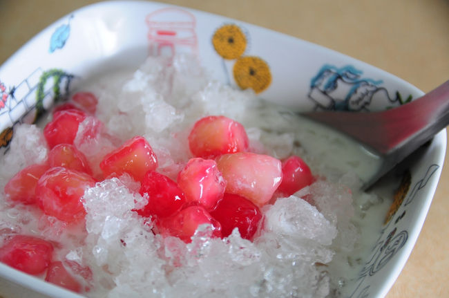 ということで入っちゃいました。<br /><br />ピンクのやつは多分クワイ？かき氷25バーツ★