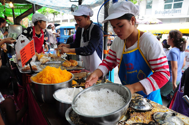 めちゃくちゃ混んでる屋台を見つけました。<br /><br />なんか美味しそうだから並んじゃいました笑