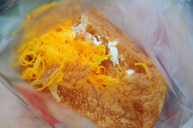 いろいろトッピングあるみたいでしたが、色もきれいなココナッツトッピングのを指差し注文★<br /><br />12バーツ★不味くはないですが、激甘っ！！