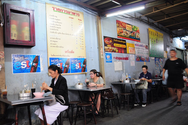 さらに！！<br /><br />こーんな細い通りに麺のお店を発見。