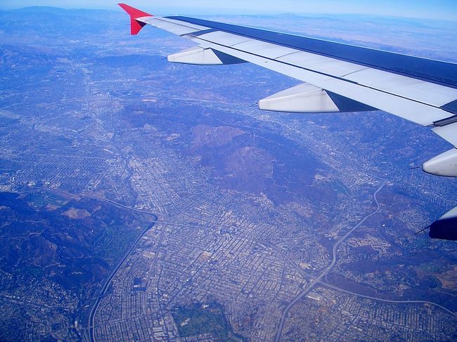 ＮＷ便の飛行機の翼