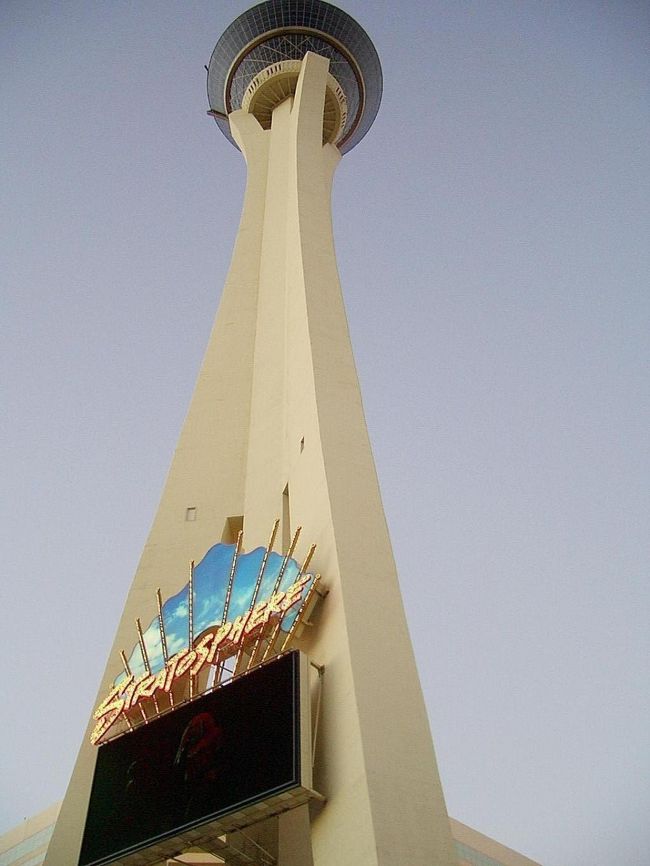 ストラトスフィア・タワー<br /><br />タワーは、高さ350m。世界一高いところにミニジェットコースターや、下から上に上がる乗り物（名前が・・・）。空中に回転するやたら目が回る乗り物を乗り放題パスを購入して、これでもかぁ〜ってくらい乗ってきました（笑） 