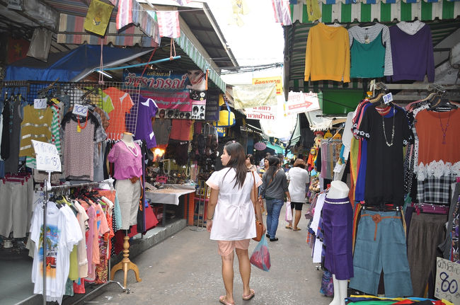 するとなんとなく若者向けの洋服のお店が並ぶ、別の小道に出ました。